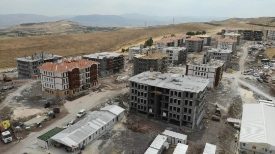 Elazığ'da hem yıkımlar hem de yapımlar hızla sürüyor
