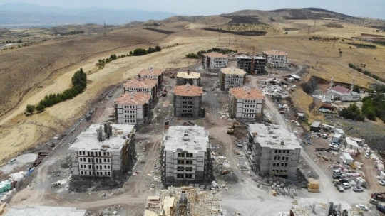 Elazığ'da hem yıkımlar hem de yapımlar hızla sürüyor