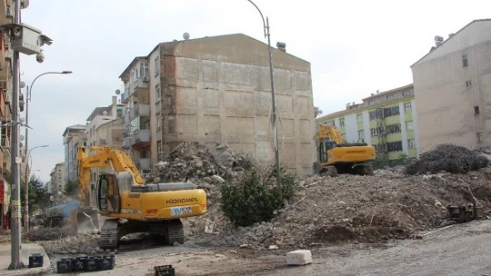 Elazığ'da hem yıkımlar hem de yapımlar hızla sürüyor