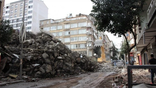 Elazığ'da hem yıkımlar hem de yapımlar hızla sürüyor