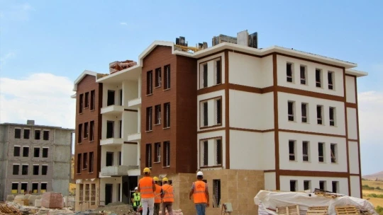 Elazığ'da hem yıkımlar hem de yapımlar hızla sürüyor