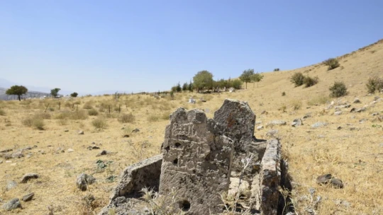 Palu'da İçme Suyu yolu Mezarlık İçinden Geçince, Kemikler Etrafa Saçıldı