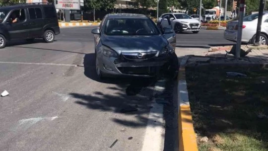 Hazardağlı Kavşağında 2 Araç Çapıştı Biri Ters Döndü, 1 Kişi Yaralandı