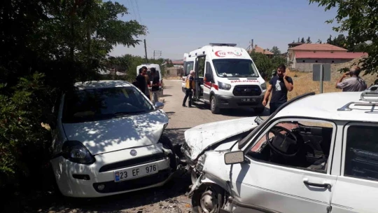 Elazığ'da iki otomobil kafa kafaya çarpıştı: 4 yaralı