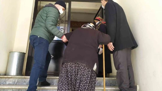 Elazığ'da ilginç olay: Zabıta dilenciyi yakaladı, vatandaş hala para vermeye çalıştı