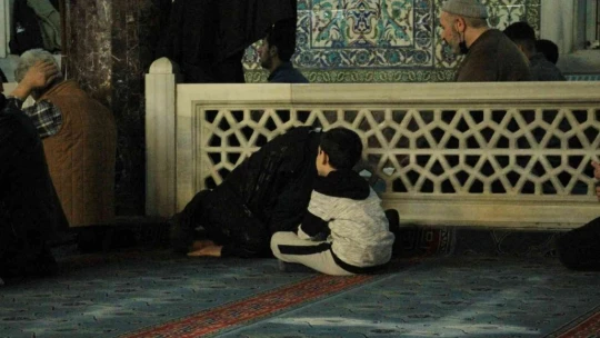Elazığ'da ilk teravih namazında camiler doldu taştı