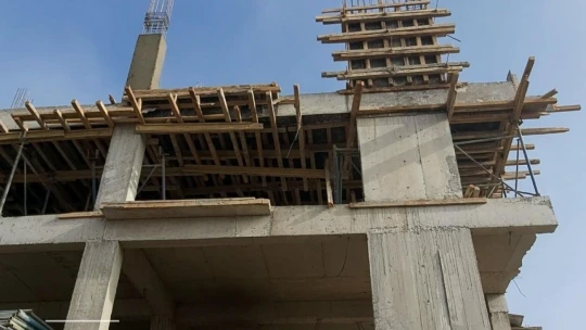 Elazığ'da inşaatın 3'üncü katından düşen genç yaralandı