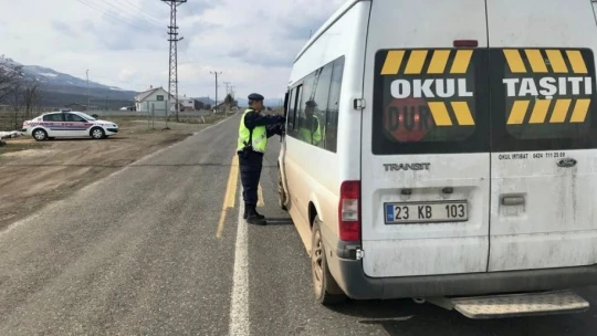 Elazığ'da jandarma ekipleri okul servis araçlarını denetledi