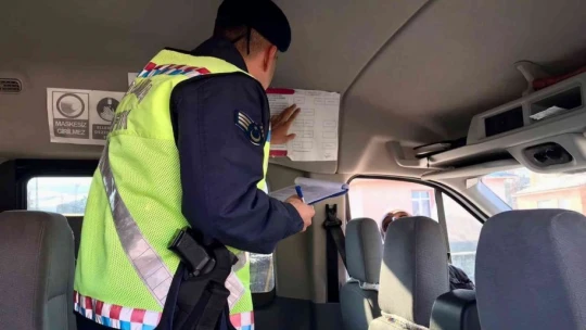 Elazığ'da jandarma ekipleri okul servis araçlarını denetledi