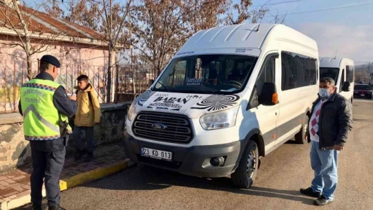 Elazığ'da jandarma ekipleri okul servis araçlarını denetledi