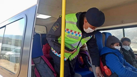 Elazığ'da jandarma ekipleri okul servis araçlarını denetledi