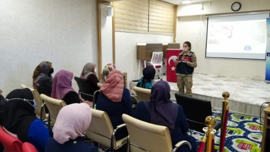 Elazığ'da jandarma kadınlara KADES'i anlattı