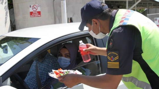 Elazığ'da Jandarmadan Bayramda Şeker ve Kolonyalı Uygulama