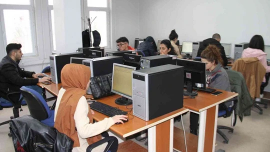 Elazığ'da Kadınlar, Halk Eğitim Merkezi'ndeki Kurslarda Hem Sosyalleşiyor Hem De Öğreniyor