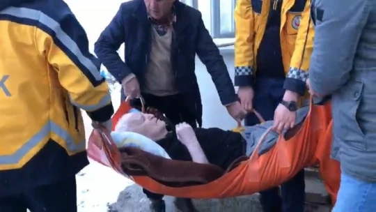 Elazığ'da kalp hastası köylü, ekiplerin yarım saatlik çalışmasıyla hastaneye kaldırıldı