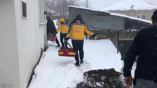 Elazığ'da kalp hastası köylü, ekiplerin yarım saatlik çalışmasıyla hastaneye kaldırıldı