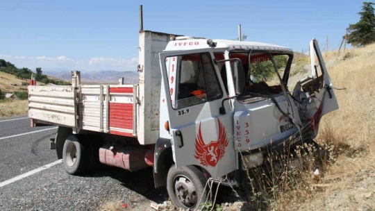 Elazığ'da kamyon ile minibüs çarpıştı: 2 yaralı