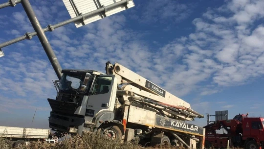 Elazığ'da kamyon, otomobile çarptı: 2'si ağır 4 yaralı