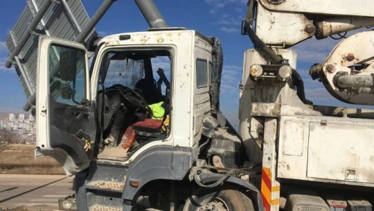 Elazığ'da kamyon, otomobile çarptı: 2'si ağır 4 yaralı
