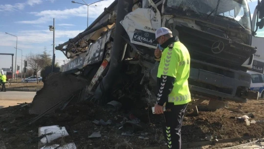 Elazığ'da kamyon, otomobile çarptı: 2'si ağır 4 yaralı