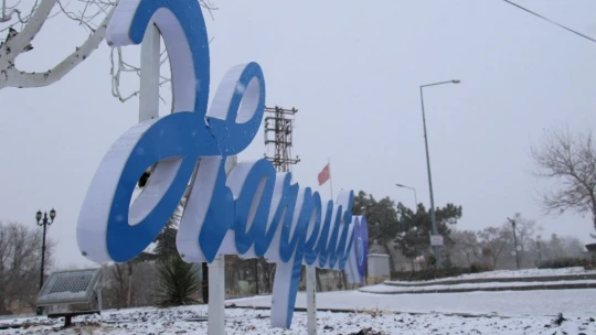 Elazığ'da kar yağışı başladı, tarihi mahalle beyaza büründü