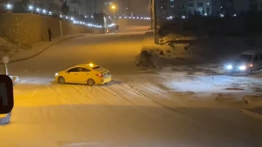 Elazığ'da kar yağışı etkili oldu, rampada kayan araçlar birbirine böyle çarptı
