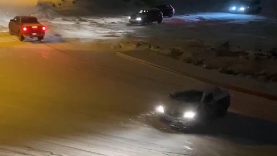 Elazığ'da kar yağışı etkili oldu, rampada kayan araçlar birbirine böyle çarptı