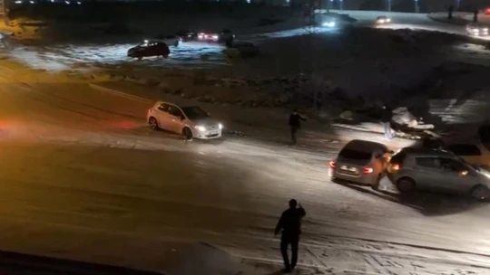 Elazığ'da kar yağışı etkili oldu, rampada kayan araçlar birbirine böyle çarptı