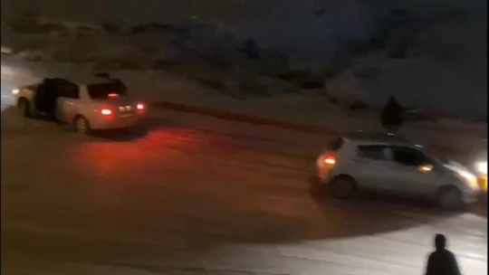 Elazığ'da kar yağışı etkili oldu, rampada kayan araçlar birbirine böyle çarptı