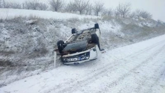 Elazığ'da kar yağışı kazayı beraberinde getirdi, otomobil takla attı
