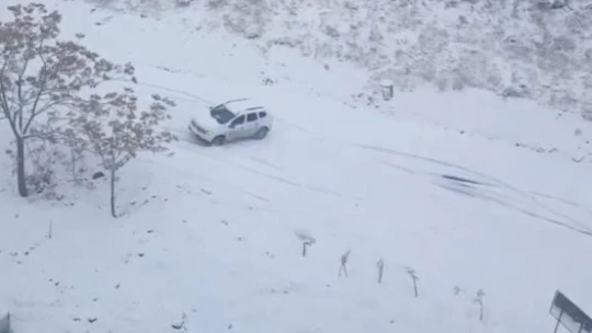Elazığ'da karlı yolda otomobil böyle kaydı
