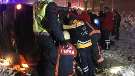 Elazığ'da kazada takla atan aracın altında sıkıştı, ekipler seferber oldu