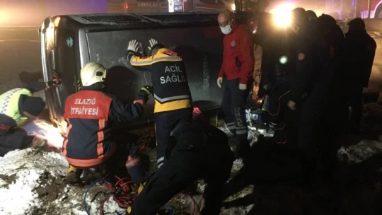 Elazığ'da kazada takla atan aracın altında sıkıştı, ekipler seferber oldu