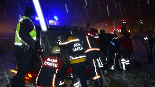 Elazığ'da kazada takla atan aracın altında sıkıştı, ekipler seferber oldu