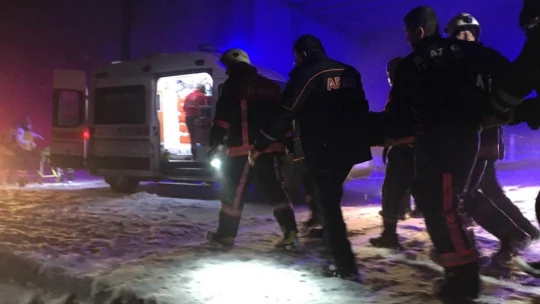 Elazığ'da kazada takla atan aracın altında sıkıştı, ekipler seferber oldu