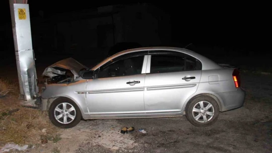Elazığ'da kontrolden çıkan otomobil aydınlatma direğine çarptı: 6 yaralı