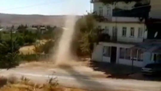 Elazığ'da meydana gelen hortum kamerada