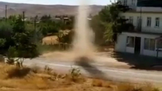 Elazığ'da meydana gelen hortum kamerada
