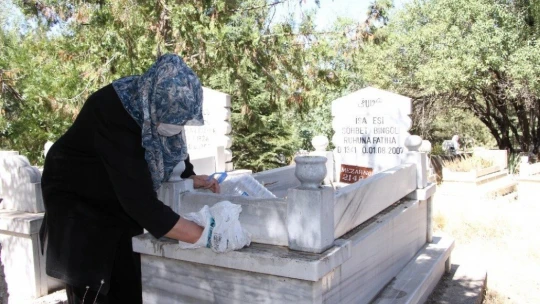 Elazığ'da mezarlıklarda ziyaretçi yoğunluğu