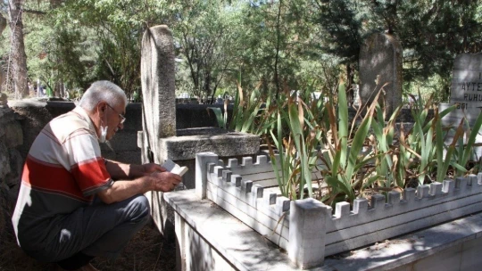 Elazığ'da mezarlıklarda ziyaretçi yoğunluğu