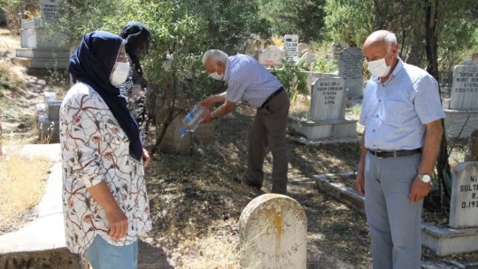 Elazığ'da mezarlıklarda ziyaretçi yoğunluğu