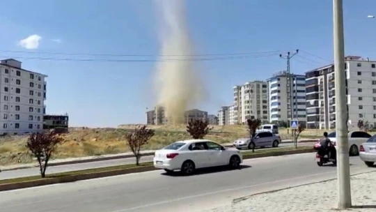 Elazığ'da Mini Hortum Kameralara Yansıdı