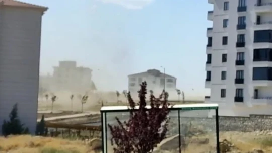 Elazığ'da Mini Hortum Kameralara Yansıdı