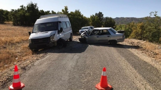 Elazığ'da minibüs ile otomobil çarpıştı: 1'i ağır 6 yaralı