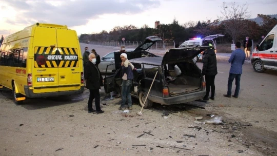 Elazığ'da minibüs ile otomobil çarpıştı: 7 yaralı