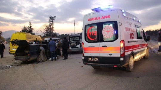 Elazığ'da minibüs ile otomobil çarpıştı: 7 yaralı