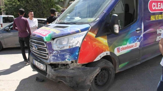 Elazığ'da minibüs ile otomobil çarpıştı: 1 yaralı