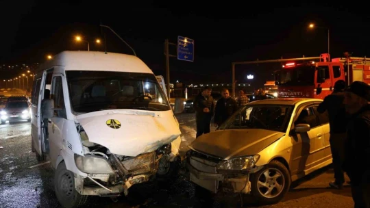 Elazığ'da minibüs ile otomobil çarpıştı: 5 yaralı