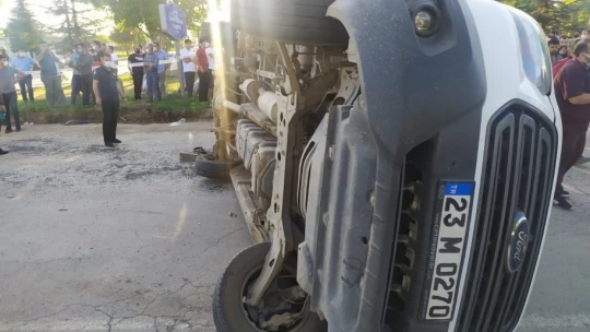 Elazığ'da minibüs, otomobil ve motosiklet kaza yaptı: 19 yaralı