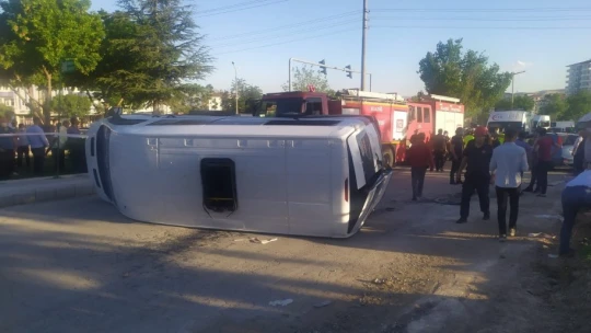 Elazığ'da minibüs, otomobil ve motosiklet kaza yaptı: 19 yaralı